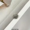 Amor Patrón Vertical Botón Metálico de Pie Alto Botón Cosido a Mano Suéter Camisa Tejidos Traje Abrigo de Lana Accesorios Decorativos Hebilla