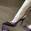 Sandálias femininas de salto alto stiletto sexy com strass roxo e fivela de cetim, lançamento 2025