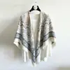 Novo xale artístico estilo chinês com franjas e bordas desfiadas, perfeito para passeios diários e sessões de fotos, criando um visual atmosférico, e um cachecol grande e quente para usar como camada externa