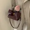 2026 Retro Tendência Super Quente Couro Encerado Versátil Bolsa Feminina Transversal Nova Sensação de Outono Bolsa de Ombro de Cera de Óleo Moda Balde