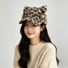 Gorra de béisbol con estampado de leopardo transfronteriza para mujer, engrosada y cálida para otoño e invierno, gorro de felpa versátil, gorra de pico a la moda y chic estilo coreano