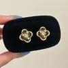 Pendientes de Lujo Ligero, Lindos y con Corazón Cuidadoso para Mujer, Serie Hueca Versátil de Nicho Colección de Pendientes Dorados de Gama Alta