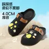 Verano 2026 Nuevo Hogar Ropa para Exteriores Antideslizantes Transpirables Lindas Sandalias de Punta Cerrada para Mujer Moda Birkenstock Crocs para Mujer
