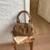 Bolsa Feminina Cor Sólida com Rebites 2026 Retro Nova para o Dia a Dia Punk Biker Bolsa Grande Capacidade Sob o Braço Moda Bolsa de Ombro