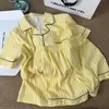 Pijama casual de estilo coreano para mujer, a rayas amarillas y blancas, con cuello camisero, pantalones cortos de manga corta, adecuado para usar en exteriores, algodón nube, conjunto de dos piezas para dormitorios estudiantiles