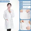 Batas blancas de manga corta de alta calidad, resistentes a las arrugas, adecuadas para entornos médicos, de laboratorio y de servicio de alimentos.. Personalizable con logotipos. Venta al por mayor disponible a precios reducidos para pedidos grandes
