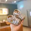 Sandalias para bebé niña 2025 estilo verano zapatos para caminar para infante y niño pequeño suela suave antideslizante zapatos transpirables para niño pequeño zapatos de princesa