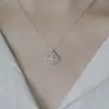 Colar de Renda Estilo Francês Trevo de Quatro Folhas para Mulheres, Delicado e Versátil, Embelezado com Artesanato de Pérolas, Pingente Fresco e Elegante Corrente para Clavícula