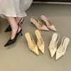 Sandálias Koreanas Estilo Laço Bico Fino para Mulheres com Fivela de Metal, Efeito Emagrecedor, Salto Fino, Salto Médio, Bico Baixo, Coleção Primavera/Verão 2026
