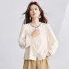 Camisa bordada de manga comprida 2026, apresentando um estilo literário e de inspiração japonesa, gola contrastante, design de abotoamento simples, efeito emagrecedor, efeito rejuvenescedor e design versátil para mulheres