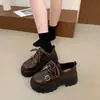 Mocassins estilosos com cadarço para mulheres baixinhas, coleção 2026, sapatos de couro estilo brogue que aumentam a altura, sapatos de salto baixo, sola grossa, design novo, versátil