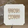 Un estilo minimalista, de lujo suave, vidrio ámbar dorado niebla suave flor de hielo ojo de gato uña portátil hecha a mano
