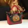 Bolsa Saco de Couro Genuíno com Florais em Relevo, Nova 2026 Vintage de Luxo Leve Grande Capacidade para Mulheres, Estilo Étnico, Estilo Nacional Grandioso