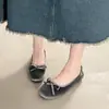 Zapatos slip-on 2026 planos simples estilo nuevo punta cuadrada perezosa versión coreana zapatos bajos con lazo primavera y otoño suela blanda