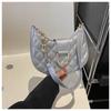 Bolsa de Ombro Simples e Fashion Color Sólida 2023 Lingge Inverno Nova para o Dia a Dia Textura Fashionable Casual Bolsa de Axila Formato Bolinho Crescente para Mulheres