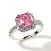 Adornos de Mano para el Día de San Valentín Chino Clásico Super Brillante Cuadrado Diamante Rosa Anillo Cuadrado Regalo Anillo para Mujer R7174