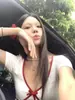 Camiseta Blanca de Manga Corta con Escote en V y Hombro con Lazo para Mujer Verano Nicho Chic Ajustada Adelgazante Versátil Spice Girl Tops