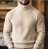 Novo suéter de tricô elástico slim fit masculino de moda europeia e americana em estoque para comércio exterior transfronteiriço, suéter gola alta listrado vertical liso