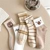 Processamento de fábrica meias personalizadas femininas meias de primavera e outono cor curry urso ins maré joker moda meias de algodão atacado