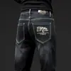 Calça jeans masculina de marca italiana de alta qualidade e tendência, coleção outono e inverno 2026, calça casual slim fit elástica preta e cinza com forro de fleece