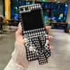 Adequado para Samsung ZFlip5 Capa de telefone dobrável xadrez com alça de pulso de corrente portátil de pérola Capa de couro para PC Capa protetora