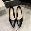 Zapatos de tacón alto de punta fina estilo retro francés para mujer, con tacones finos que no cansan los pies, corte bajo, adecuados para combinar con faldas, hechos de cuero suave, ideales para el commuting profesional