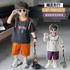 Conjunto de Roupa de Verão com Zíper e Manga Curta para Crianças 2026 Novo Estilo de Verão Fresco Conjunto Esportivo de Duas Peças para Bebê Roupas Finas Tendência