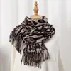 Bufanda de Leopardo para Mujer de Alta Gama Invierno Retro 2024 Nueva Versátil Cachemira Cálida Borla Europea y Americana Engrosada Chal