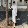 Vestido Preto Elegante de Renda com Gola, Manga Longa, Cintura Marcada e que Modela o Corpo - Nova Coleção de Outono