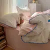 2026 Nueva Serie Explosiva de Punto Triángulo Algodón Ultra Suave Tipo Hilo Esponjoso Juego de Cuatro Piezas Temporada Estudiantil Juego de Cama de Tres Piezas