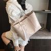 Bolso de mano de gran capacidad con relieve para mujer, nuevo estilo 2025, sencillo y de alta gama, bolso de mano con un solo hombro y bandolera.