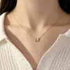 Colar de Aço Titânio com Borboleta Embossada Simples e Exquisito para Mulheres Estilo Floresta Luxo Leve Sensação de Alto Padrão Corrente para Clavícula Acessórios Versáteis da Moda das Celebridades da Internet