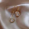 Pendientes Florales Geométricos con Tachuelas de Diamante Aguja Plateada, Pendientes Versátiles de Tendencia de Nicho Únicos y de Moda, Pendientes de Lujo Ligero de Gama Alta para Mujer