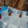 Bolsa de fieltro para mamás transfronteriza, Bolsa de almacenamiento para pañales de bebé, Bolsa colgante portátil de almacenamiento de maquillaje para madre y bebé