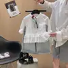 Camiseta base de algodón para niñas con estampado de gato KT, suave con la piel, ribete de encaje, elegante y versátil, top de manga larga para niños pequeños en primavera y otoño