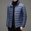 Marca Otoño e Invierno Chaqueta Ligera de Plumas para Hombre, Estilo Corto con Cuello Alto y Capucha, Adecuada para Personas de Mediana Edad y Jóvenes, Delgada y Ligera, Rebaja de Liquidación