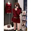Vestido de tricô vermelho luxuoso e estiloso para mulheres, novo modelo da primavera de 2026, adequado para encontros, com design que marca a cintura e abraça o corpo