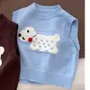 Novo conjunto estiloso de outono e primavera para meninos: camisa de algodão xadrez, colete de tricô e calça - um conjunto de três peças em estilo preppy