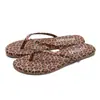 Chanclas de verano para exteriores, ligeras y cómodas, con suela blanda, sandalias de dedo con estampado de leopardo para mujer, con un toque único de alta gama estilo coreano.