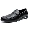 Sapatos casuais de couro para homens, estilo slip-on, sola macia, duráveis, design retrô, mocassins da moda, disponíveis em tamanhos grandes, sapatos masculinos de cano baixo