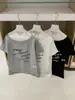 Wgwe9131 Guangzhou Shisanxing Verano para Mujer Nuevo Estilo Hombro Asimétrico Estampado de Letras Manga Corta Camiseta Top Casual de Moda