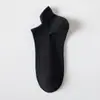Calcetines blancos y negros para hombres y mujeres, calcetines de media pantorrilla para primavera y otoño, calcetines de algodón transpirables de color liso, calcetines deportivos para parejas, calcetines cortos de verano al por mayor