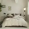Juego moderno minimalista de dos piezas a rayas finas en dos tonos, estilo japonés wabi-sabi, funda de edredón de color sólido contrastante para cama matrimonial