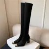 Botas Altas Hasta la Rodilla de Terciopelo Elástico con Punta Cuadrada de Metal Estilo Europeo y Americano de 8 cm Tacón Grueso Elegante y con Estilo Novedad Otoño e Invierno 2026
