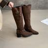 Botas de Gamuza con Hebilla de Cinturón 2025 Otoño e Invierno Nuevo Estilo Punta Redonda Tacón Grueso Cuero Slip-On Botas Slouch en Stock