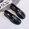 Mocassins de Couro Macio Feminino 2026 Outono Novo Estilo Sapatos de Mãe Sola Grossa Slip-on Planos Versátil Estilo Britânico Sapatos Pequenos de Couro