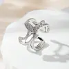 Anillo de Luz de Zirconia Incrustada en Oro Real Chapado en Cobre Transfronterizo Europeo y Americano Lujo Ligero Sensación de Alta Gama Anillo para el Dedo Joyería de Mano Versátil Fabricante Venta al por Mayor en Stock