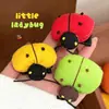 Linda Muñeca Mariquita Pasador de Pelo para Niña Clip Decorativo para Flequillo Clip de Tela para Niños Pasador para Cabello Roto Pinza de Pato Lateral Accesorios para el Cabello