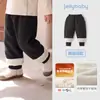 Pantalones infantiles Jellybaby 2026 invierno nuevo estilo pantalones de chándal con forro polar para niñas cálidos pantalones jogger de invierno para niños de 5 años