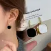 Pendientes de Clip de Alta Gama Estilo Francés Doble Cara Blanco y Negro para Mujer, Accesorios para Orejas de Diseño Nicho, Artículo Caliente de Moda 2026
